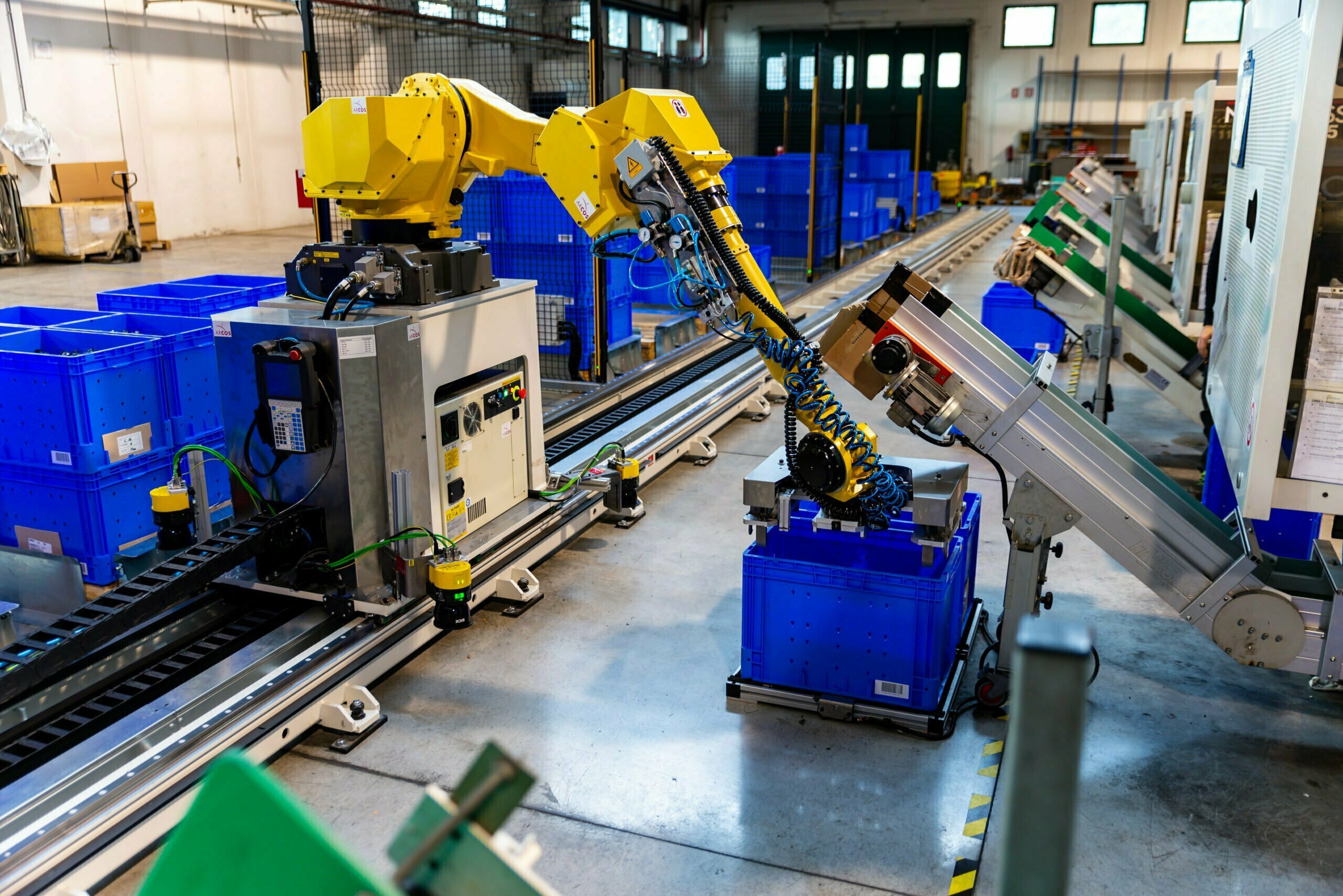 Robotic Handling for Work Center: meet production objectives with Arcos