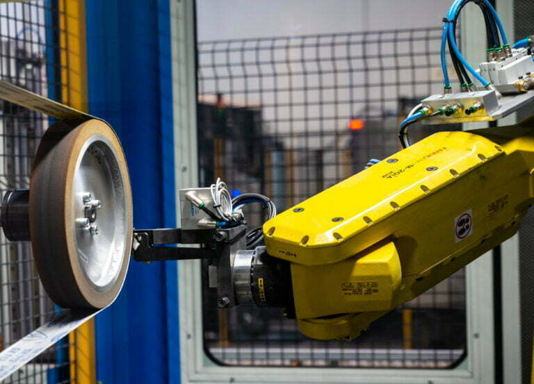 Arcos ipari robot fémalkatrészek automatizált csiszolásához