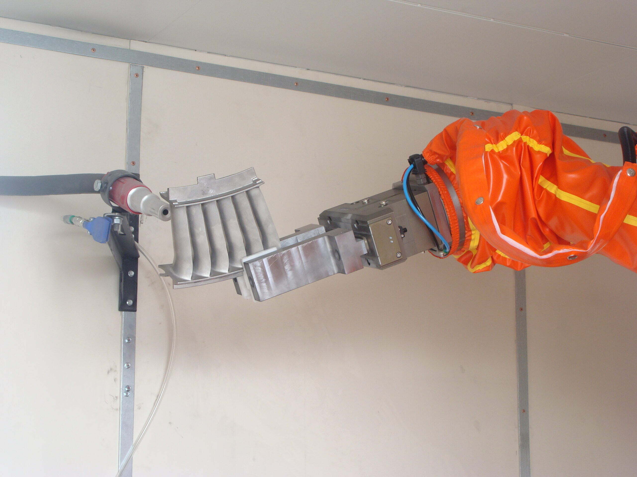 Automatic sandblaster: advantages and specs of innovative sandblasting